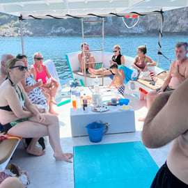Bootstour ab Cinisi: Höhlen, Cala Muletti und Schnorcheln