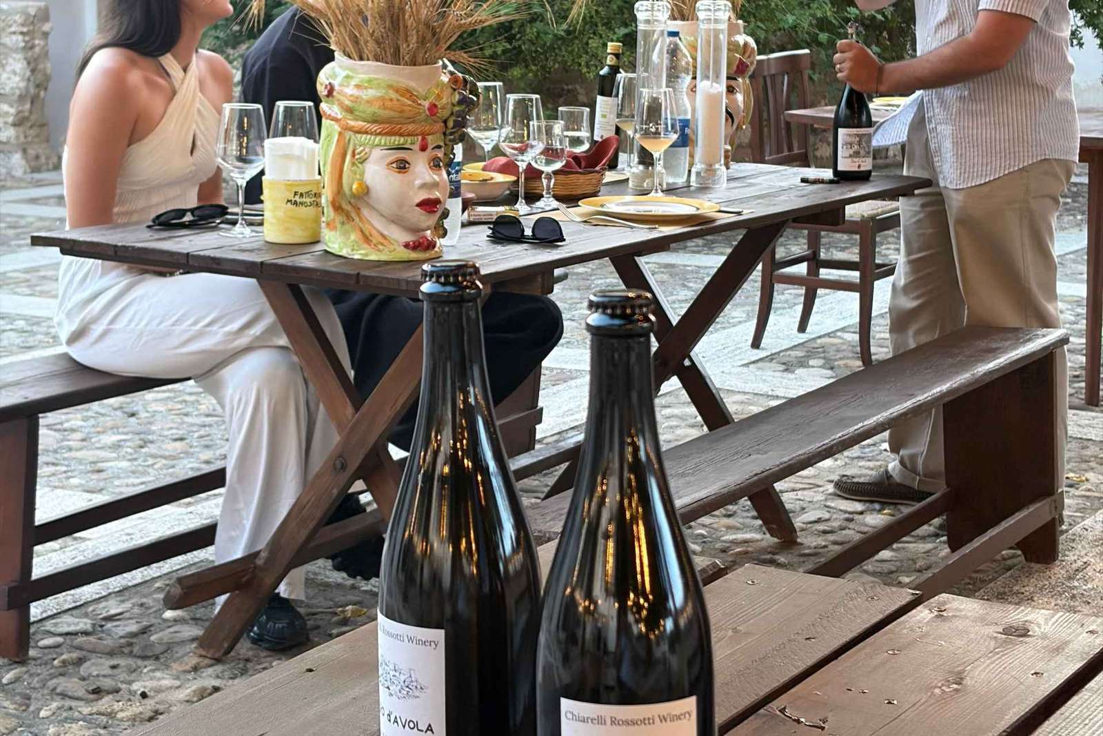 Degustazione di vini e amaro in una cantina di Alcamo
