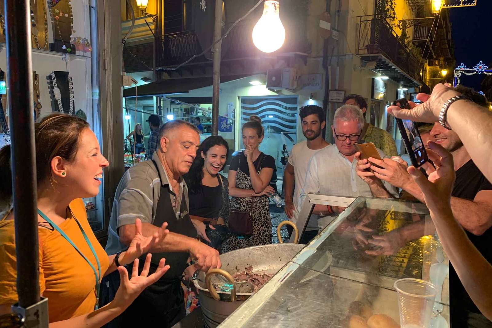Tour de comida de rua em Palermo à noite, em grupo pequeno