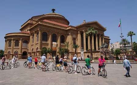 Palermo: Visita guiada en bicicleta por el centro histórico con degustación de comida