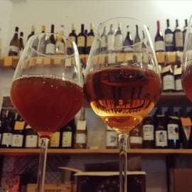 Cata de vinos naturales con aperitivos en Bottega Monteleone