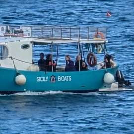 Bootstour ab Cinisi: Höhlen, Cala Muletti und Schnorcheln