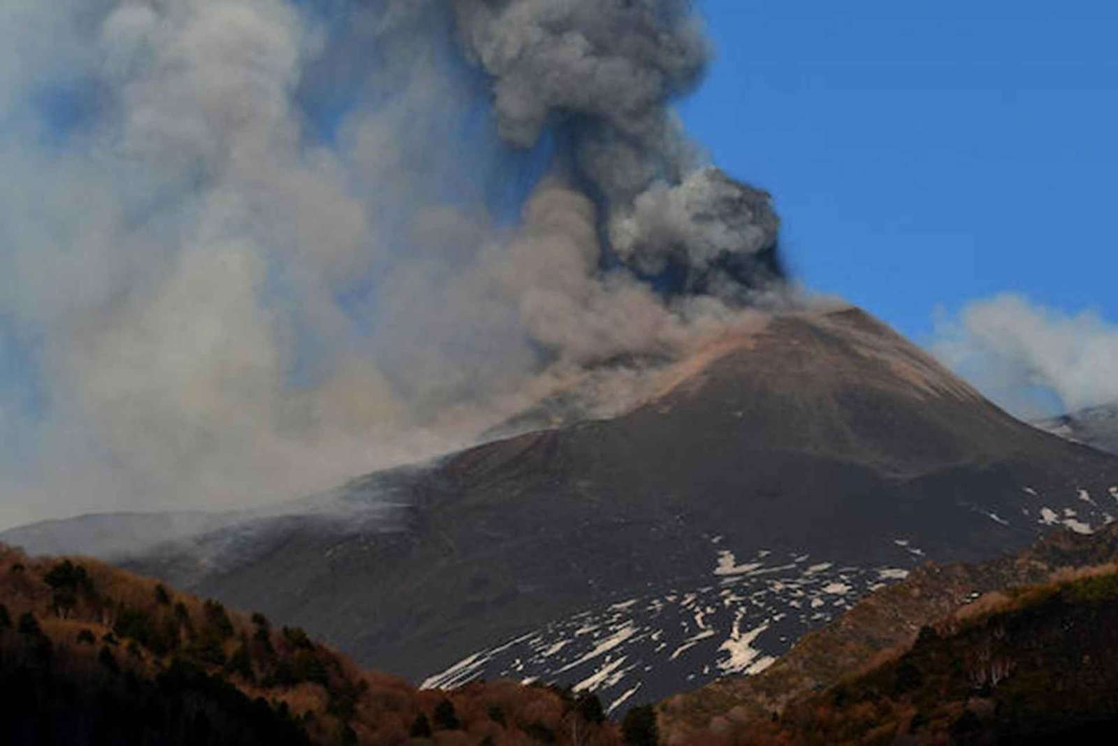 Tour multilingue dell'Etna e di Taormina da Palermo