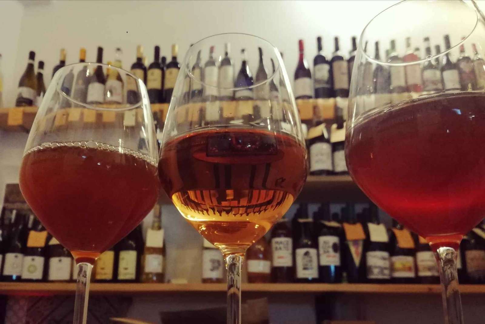Cata de vinos naturales con aperitivos en Bottega Monteleone