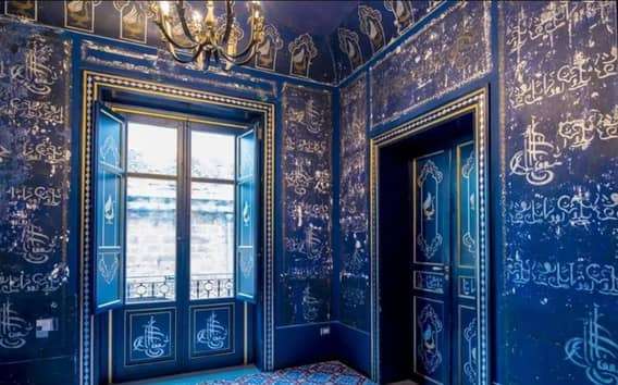 Palermo, tour of the Room of Wonders among Qur'ans, symbols and mysteries.