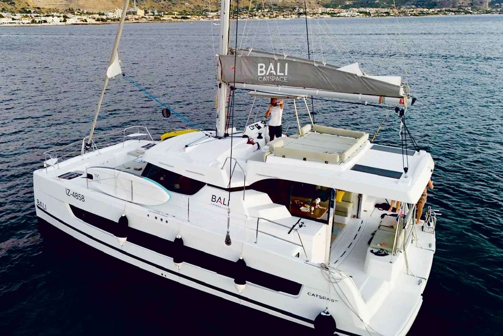 Catamaran day trip in Palermo with lunch or aperitif for 12 people