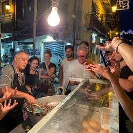 Tour de comida de rua em Palermo à noite, em grupo pequeno
