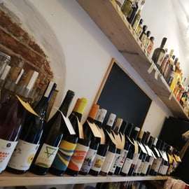 Cata de vinos naturales con aperitivos en Bottega Monteleone