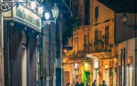 Tour nocturno por Palermo: leyendas, comida callejera y vino