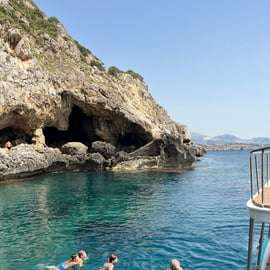 Bootstour ab Cinisi: Höhlen, Cala Muletti und Schnorcheln