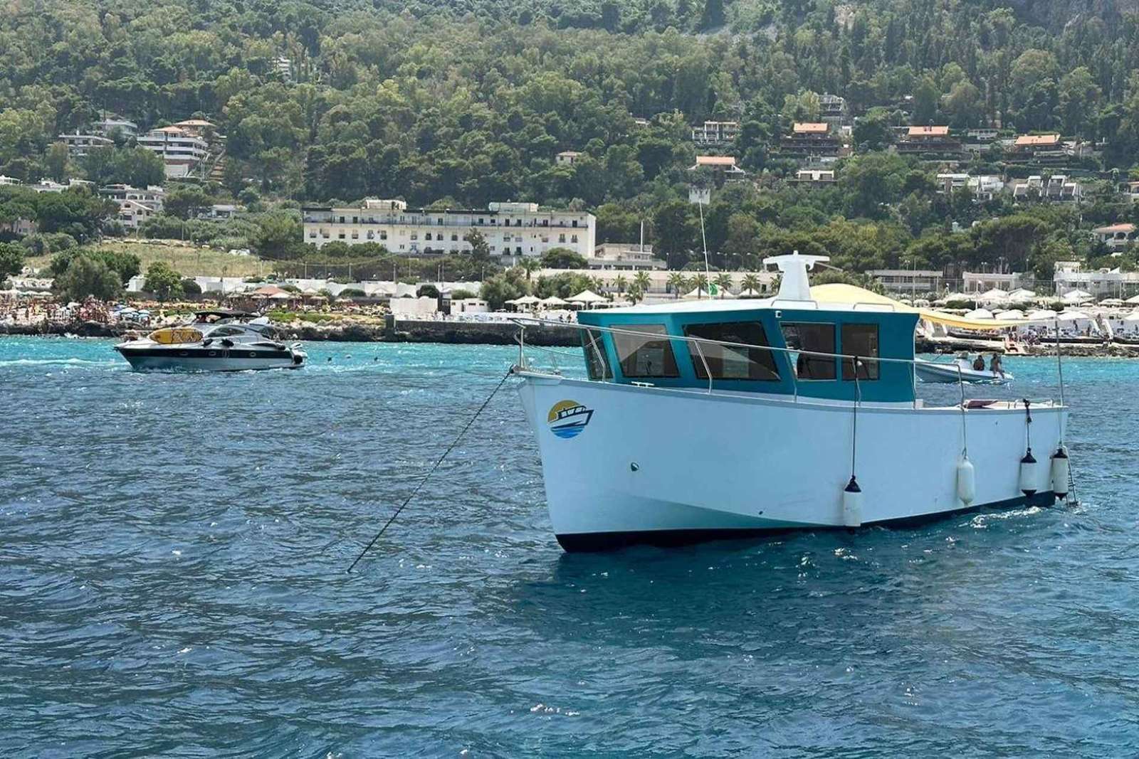 Mondello: Tour in barca della costa di 4 ore con aperitivo e bagno
