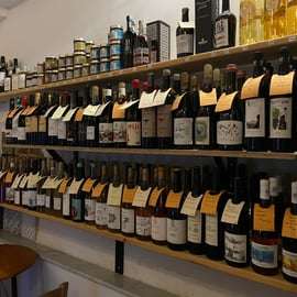 Cata de vinos naturales con aperitivos en Bottega Monteleone